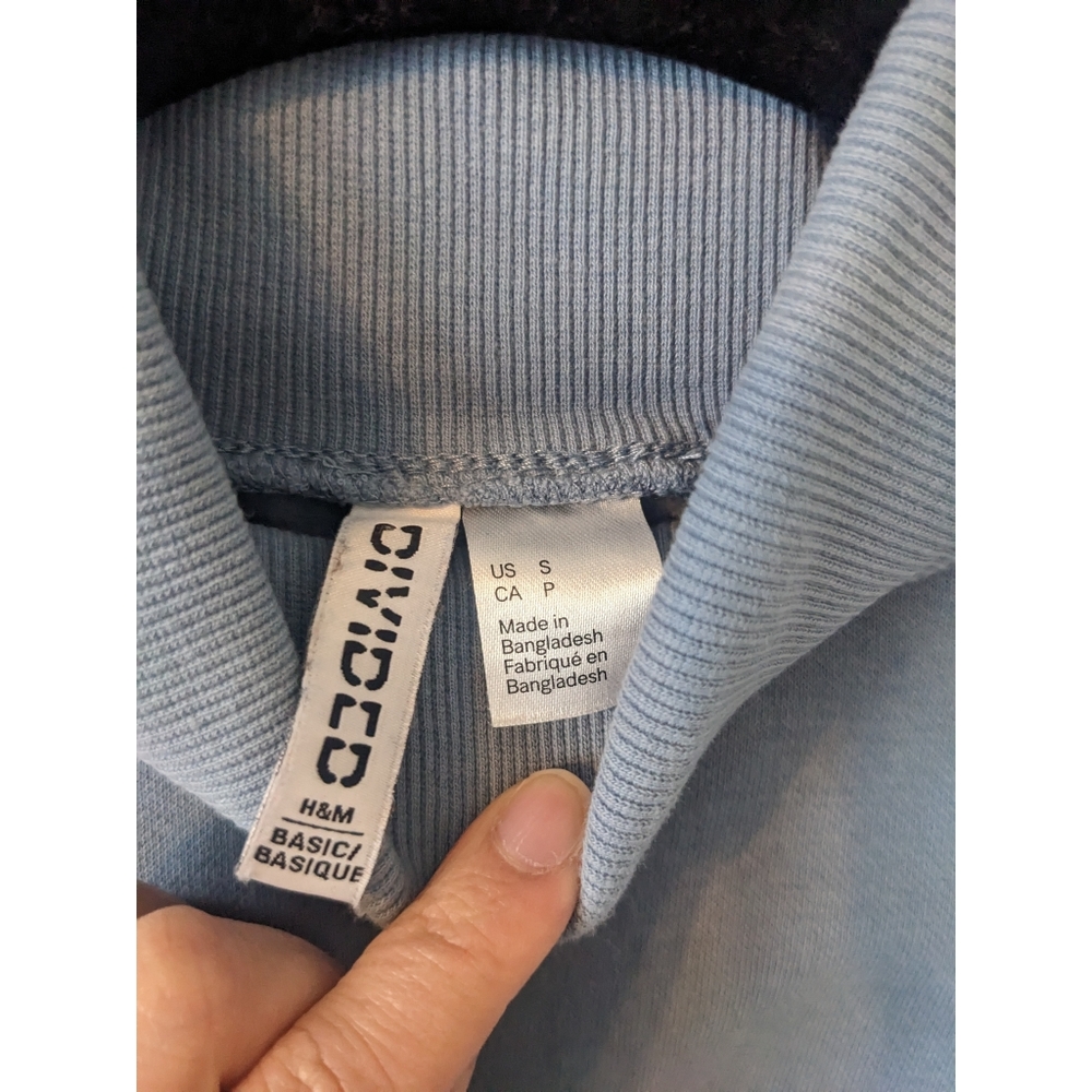 3/$15! H&M Cropped Turtleneck Sweatshirt - Picture 10 of 11